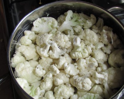 1. Этап. Цветная капуста в сырном соусе: 1. Разбираем капусту на соцветия и отвариваем в подсоленной воде. Нам понадобится не более 300 грамм овоща.