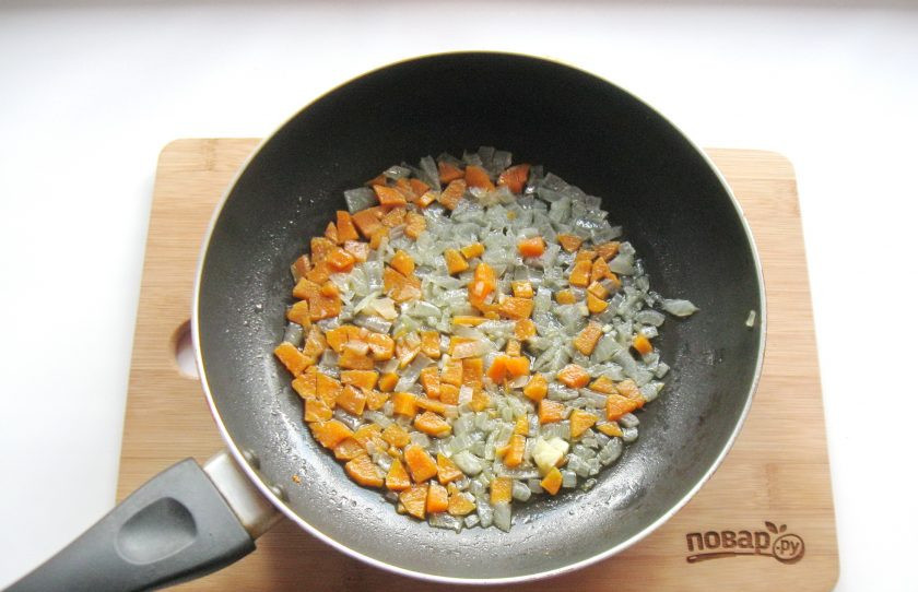 1. Этап. Рис с кукурузой и фасолью: Налейте подсолнечное масло и тушите эти овощи в сковороде, пока лук не станет прозрачным.