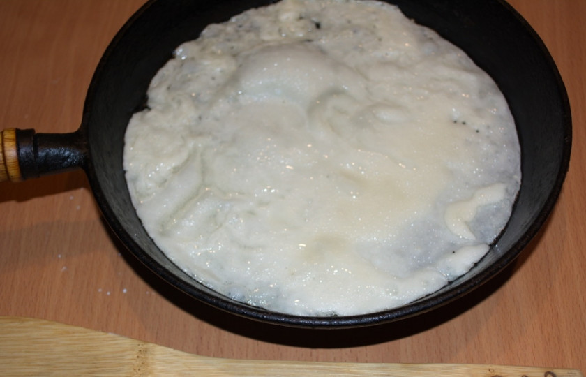 1. Этап. Блины из бутылки: Откройте бутылку. В сковороду влейте 1 ч. ложку растительного масла. Разогрейте сковороду. Влейте прям из бутылки порцию готового теста. У меня получился один хлюп. Проверните сковороду в руке так, чтоб тесто растеклось равномерно по дну сковородки. Обжарьте блин с двух сторон. Так поступаем и с остальным тестом. Мы экономим тесто, не нужно использовать половник, приспосабливаться, сколько теста нужно для одного блина.