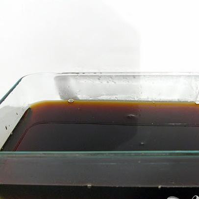 1. Этап. Кофейное желе со взбитыми сливками: 4. Сваренный кофе и сахарный сироп смешать, добавить разбухший желатин. Размешать до полного растворения желатина.