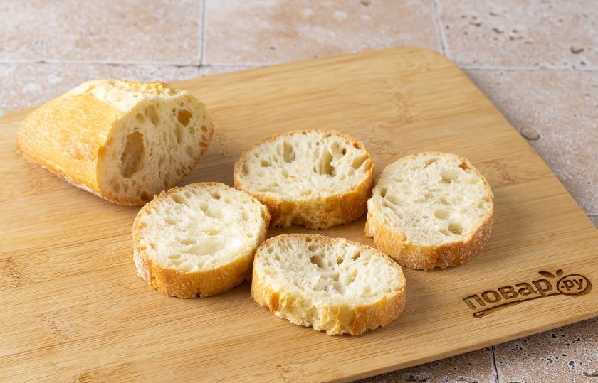 1. Этап. Брускетта с вялеными помидорами: Багет нарежьте толстыми ломтиками. Подсушите в духовке 5-7 минут при температуре 200 градусов.