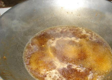 1. Этап. Панцит Гуанчжоу (Pancit Guanjou): Заливаем взбитое яйцо и соевый соус в сковороду.