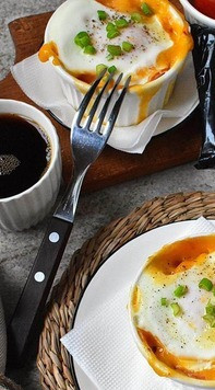 1. Этап. Быстрые чашки с яйцом и сыром: 7. Подавайте тотчас же. Можно присыпать зеленью.