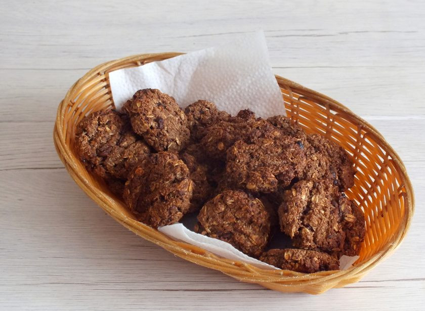 1. Этап. Шоколадное печенье без сахара: Переложите печенье в вазочку и охладите. Также печенье можно подать чуть теплым.