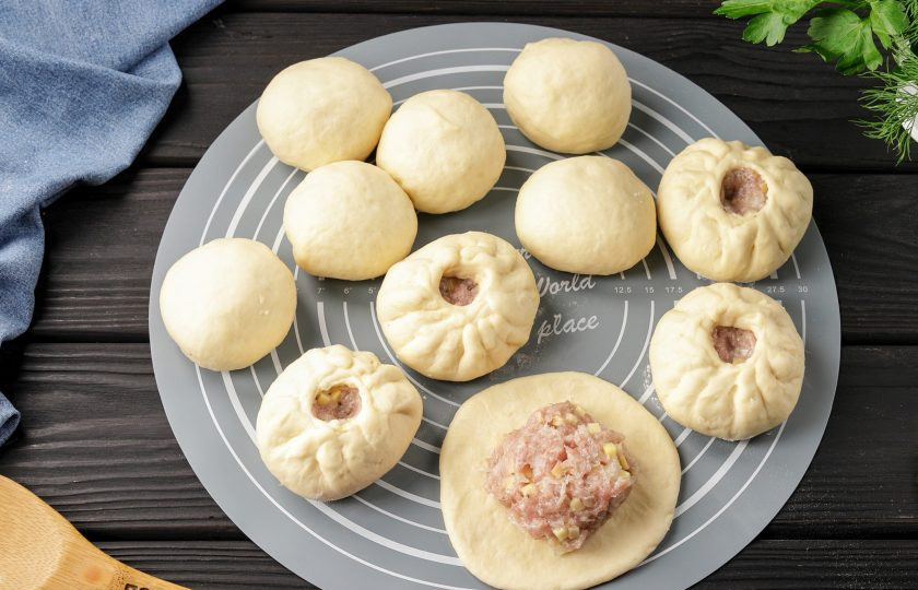 1. Этап. Беляши из дрожжевого теста в духовке: Каждый колобок теста раскатайте и щедро положите начинку. Соберите тесто с краёв в складочки по кругу и сформируйте беляш.