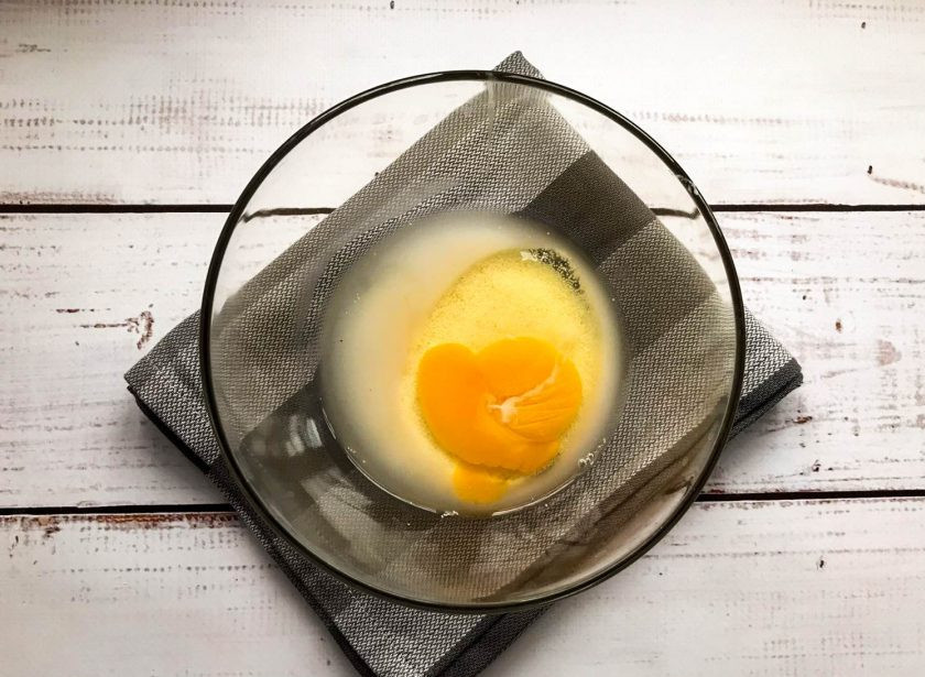 1. Этап. Горячие бутерброды с манкой: Добавьте яйцо и хорошо перемешайте.