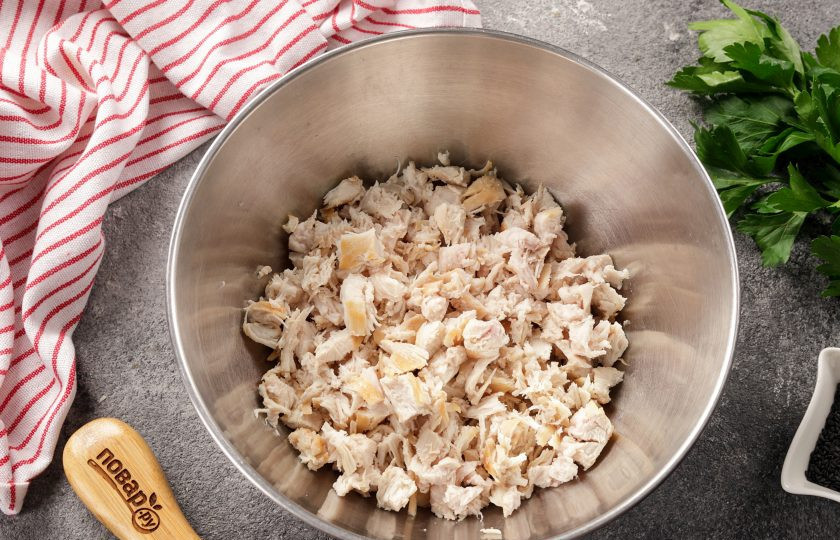 1. Этап. Бездрожжевой пирог с курицей: Когда филе немного остынет, нарежьте его на кусочки.