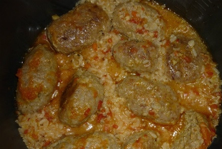 1. Этап. Рис с котлетами в мультиварке: 5. Когда прозвучит сигнал, рис с котлетами в мультиварке в домашних условиях будет готов. При подаче можно украсить блюдо свежей зеленью. Вот так быстро и просто можно приготовить котлетки с гарниром.