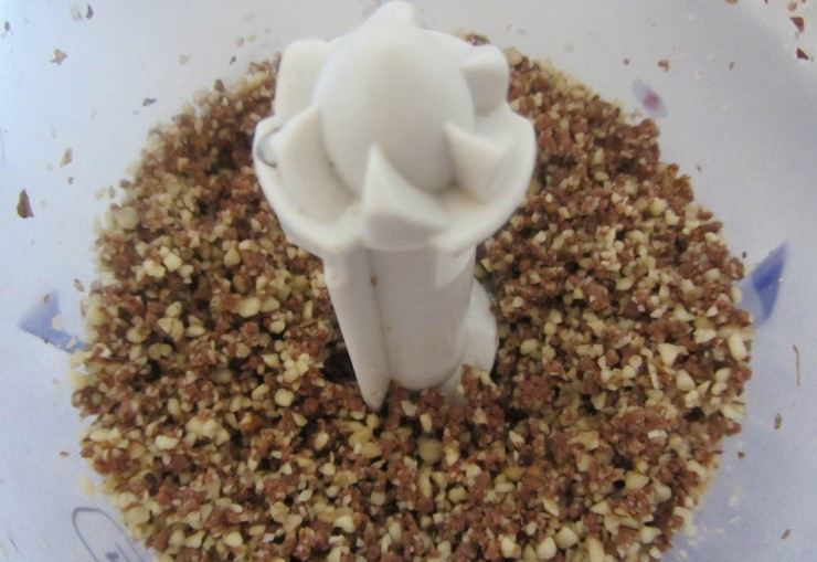 1. Этап. Болгарский холодный суп Таратор: 3. Грецкие орехи необходимо измельчить, это можно сделать с помощью блендера либо вручную в ступке. Они должны быть не очень мелкие, не как пыль. Если орехи сырые, предварительно просушите их в духовом шкафу.