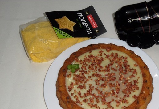 1. Этап. Кукурузно-тыквенный кекс с изюмом: Украшаю кекс кусочками сублимированной клубники.