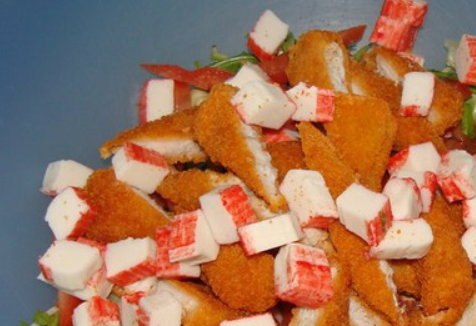 1. Этап. Простой салат с каперсами: Крабовые палочки нарезаем кубиками, кладем в салатницу.