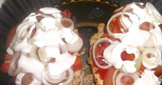 1. Этап. Куриная грудка под шубой в духовке: Затем, не выключая духовки, достаньте грудку. На неё слоями уложите перец, помидоры, лук и немного сметаны. Запекайте блюдо ещё 20 минут.