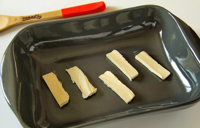 1. Этап. Мамина запеканка: На дно формы выложите кусочки масла.