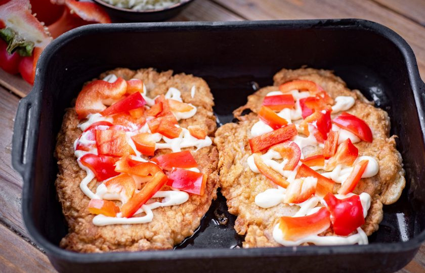 1. Этап. Отбивные с болгарским перцем: Отбивные покройте сеточкой майонеза, поверх разложите соломку болгарского перца.