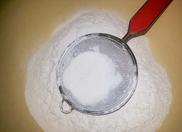 1. Этап. Торт Наполеон старый: Муку дважды просейте через мелкое сито в большую миску.