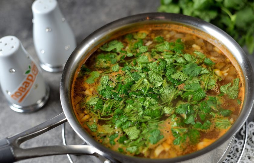 1. Этап. Фасолевый суп с кинзой: Суп посолите и поперчите по вкусу, можете всыпать немного овощной приправы, добавьте нарубленную кинзу. Доведите суп до кипения, аккуратно снимите всю пену, выключите плиту. Дайте супу настояться минут 10 перед подачей.