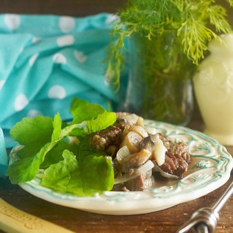 Говядина, тушенная с грибами и бренди-соусом