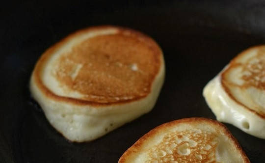 1. Этап. Оладьи с кислым молоком: 6. На сковороде хорошо разогрейте растительное масло. Выкладывайте столовой ложкой тесто на сковороду и жарьте оладьи под крышкой с двух сторон до румяности. Приятного аппетита!