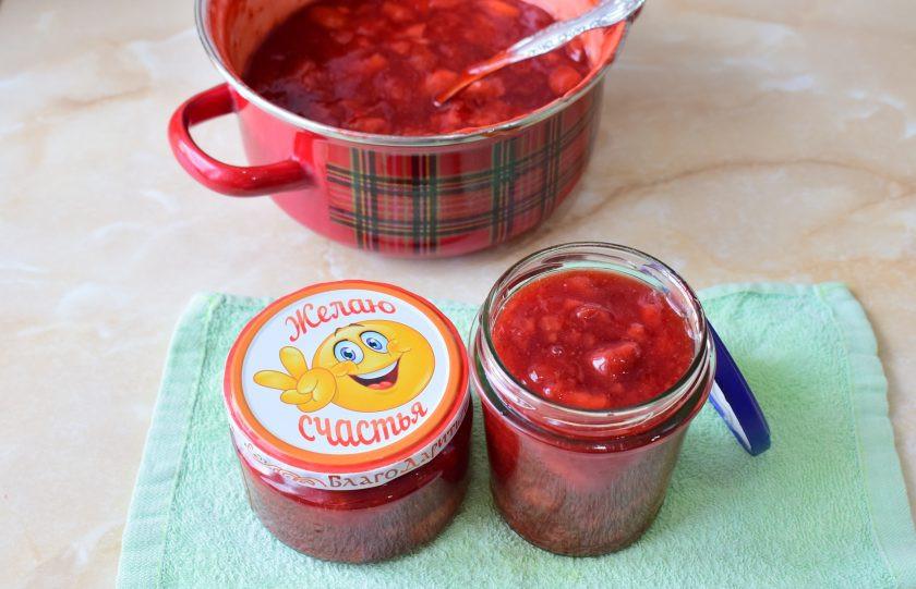 1. Этап. Варенье из клубники с кукурузным крахмалом: Готовое варенье разлейте в стерильные банки и закройте стерильными крышками. Закутайте в теплое оделяло и полностью остудите. Готовое варенье храните в прохладном месте.