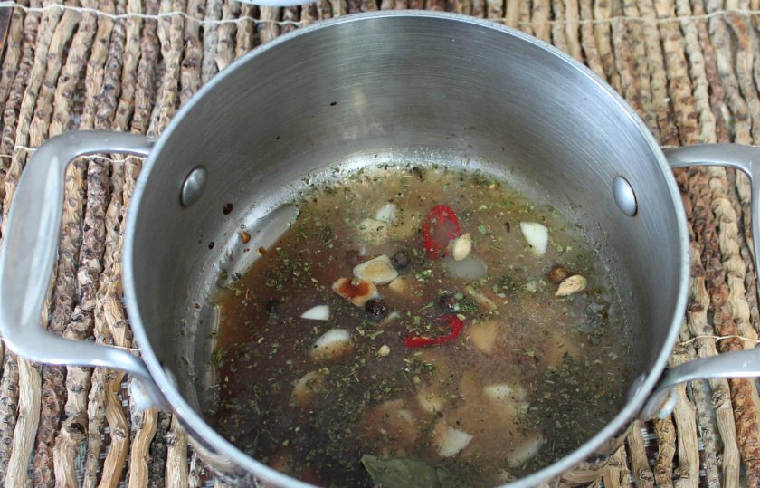 1. Этап. Маринованный виноград с горчицей: Остается добавить воду и довести маринад до кипения. Подсолнечное масло добавляйте по своему усмотрению. Мариновать можно с ним и без него.