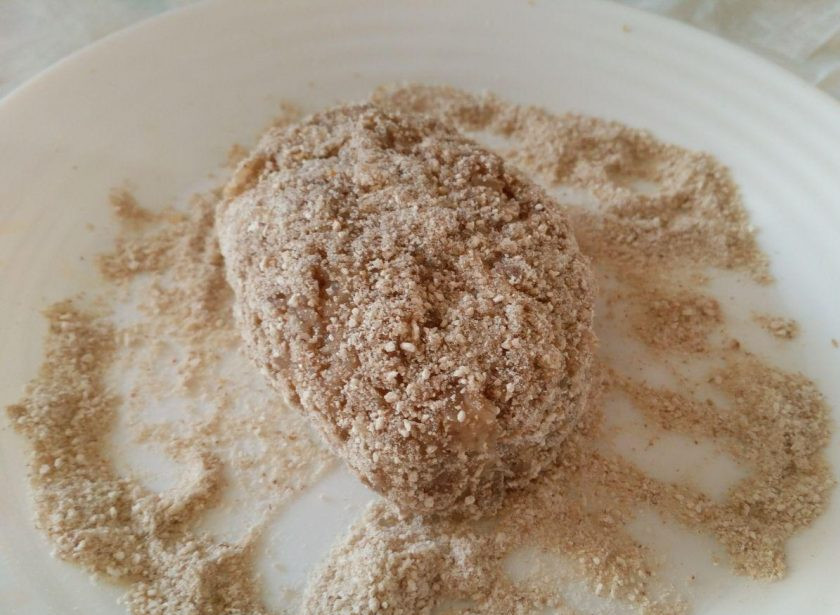 1. Этап. Гречневые зразы: Скрепите края лепёшки так, чтобы начинка оказалась полностью закрыта фаршем, придайте зразе окончательную форму и обмакните в панировочную смесь со всех сторон.