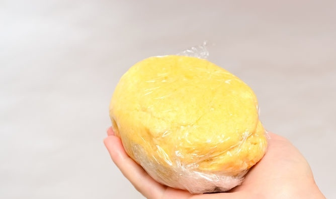 1. Этап. Быстрый лимонный пирог: 4. Аккуратно заверните готовое тесто в пищевую пленку и отправьте в холодильник, пока будете заниматься начинкой.