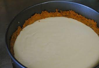 1. Этап. Лаймовый чизкейк: Затем начинку выливаем на остывшую основу и ставим выпекаться в духовку при 160 градусах на 30 минут.