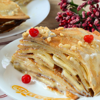 Блинный торт с грецкими орехами и бананами