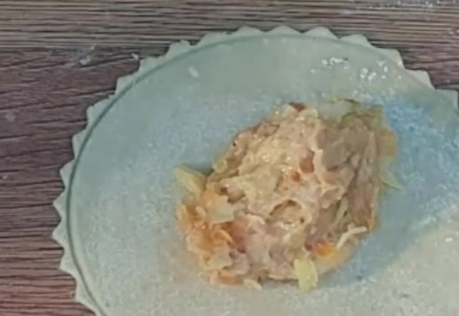 1. Этап. Пирожки из теста для чебуреков: 15. Подпыляем столешницу мукой и раскатываем шарики по одному в тонкие круглые лепешки, диаметром с чайное блюдце. Кладем начинку по 1 ст. л. с горкой.