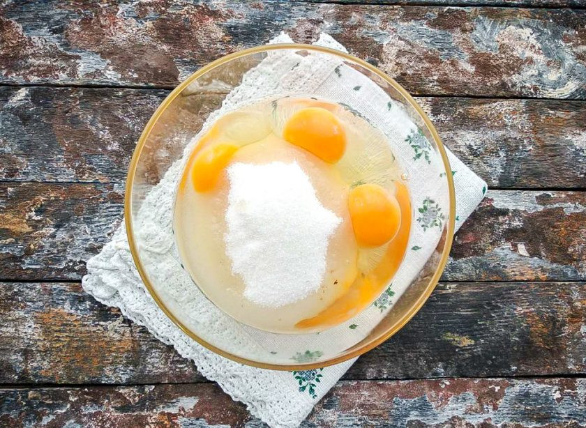 1. Этап. Шарлотка от тети Светы: В тарелку вбейте яйца, добавьте сахар и хорошо взбейте.