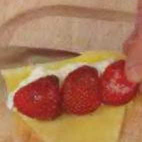 1. Этап. Рулетики из сыра и клубники: Тёплые куски сыра, сразу раскатать скалкой, уложить смесь творога со сметаной, на верх уложить половинки клубники. Свернуть в рулеты. Охладить. Подавать на десерт с белым вином или шампанским.