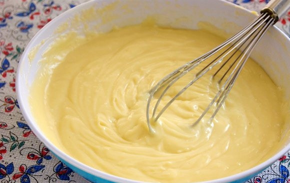 1. Этап. Торт из готового слоеного теста: 5. Для приготовления крема в небольшую кастрюлю отправьте молоко, яйца, сахар и муку. Взбейте все до однородности и поставьте на огонь. Постоянно помешивая, сварите крем до загустения. Добавьте в процессе ванилин, а при желании — щепотку лимонной кислоты. После снимите с огня и введите размягченное сливочное масло. Взбейте до пышности и остудите в холодильнике.