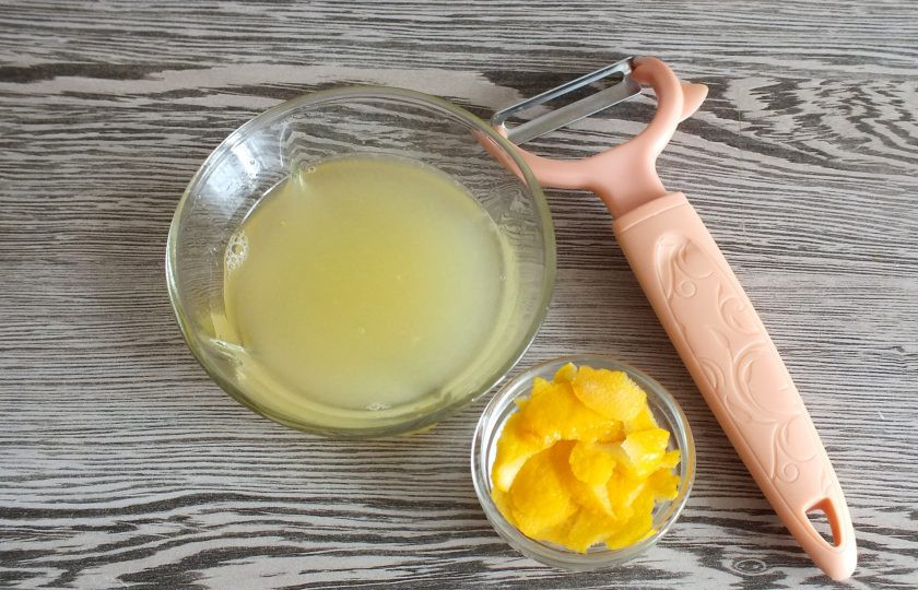 1. Этап. Настойка на лимоне: С одного лимона снимите цедру удобным для вас способом, не задевая белую часть, и выдавите сок.