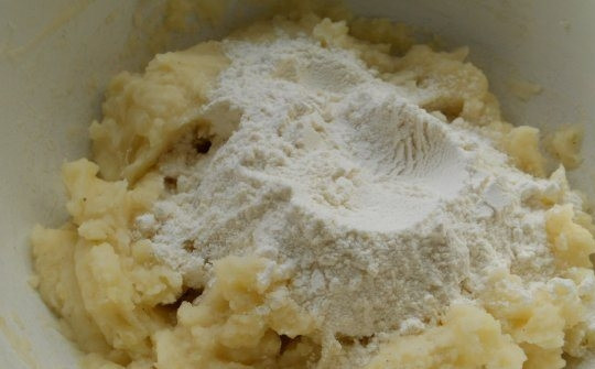 1. Этап. Ленивые картофельные вареники с грибами: Теперь добавьте к картофелю просеянную муку высшего сорта. Руками замесите мягкое тесто. Оно не должно получиться слишком плотным и тугим, но в то же время не должно слишком рассыпаться и рваться. Добавляйте муку по мере необходимости.