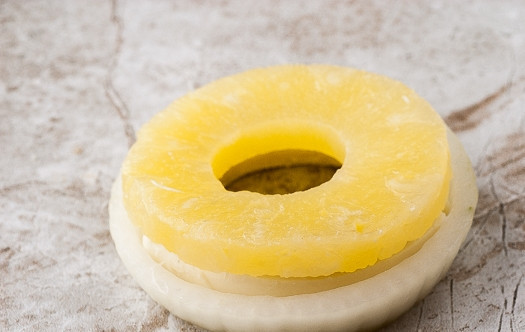 1. Этап. Оригинальные пончики с беконом: 3. Сверху выложите кружочек ананаса.