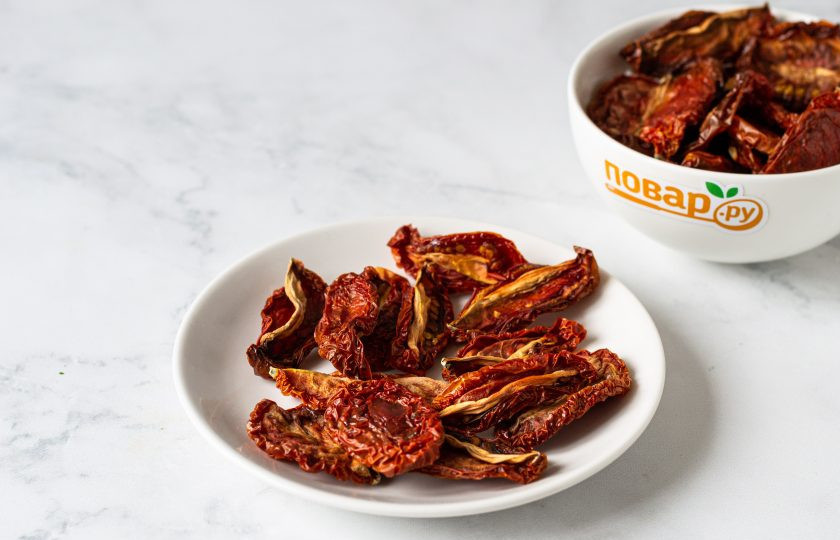 1. Этап. Вяленые томаты в масле: Готовые вяленые томаты не должны выделять жидкость при нажатии, но оставаться достаточно мягкими. После этого можно ножницами отрезать плодоножки у помидоров.