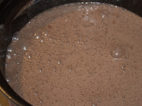 1. Этап. Пирожное Ночка: 4. Соедините содержимое всех мисок и взбейте до однородности, постепенно всыпая просеянную муку.