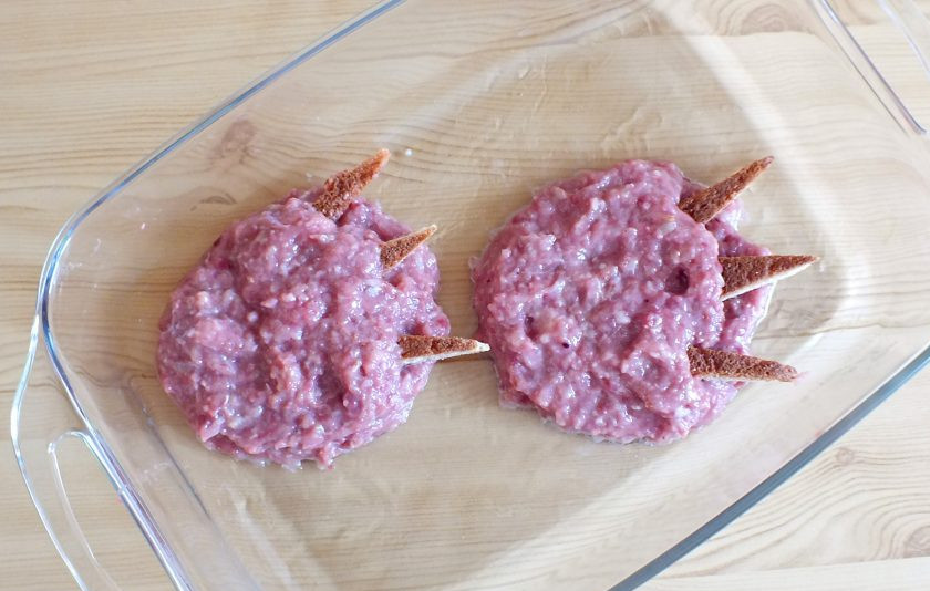 1. Этап. Котлеты Медвежьи лапы: Подготовленные котлеты вложите в форму на расстоянии друг от друга. Поставьте в разогретую до 180 градусов духовку на 25 минут.