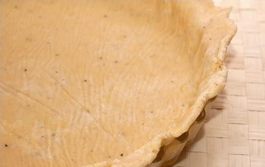 1. Этап. Печеночный пирог: 3. К полученной кремообразной массе добавьте просеянную муку и 2 ст. ложки ледяной воды, очень быстро замесите тесто. Тесто положите в холодильник на 30 минут, предварительно обернув пищевой пленкой. Когда тесто остынет, на пергаменте для запекания раскатайте из него круг толщиной около 0,5 см. Раскатанный пласт теста переложите в форму. Прежде чем выпекать, выдержите форму с тестом в холодильнике еще 30 минут (можно в морозилке 10 минут).