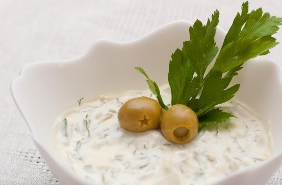 1. Этап. Сметанный соус к мясу: 6. Отправляем соус в холодильник и даем настояться в течение часа (если нет времени ждать, то подавайте сразу к столу). Затем перекладываем его в креманку и подаем к столу!