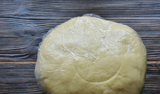 1. Этап. Закусочные орешки с тунцом и рикоттой: Заранее готовлю песочное тесто для орешков. Его можно приготовить по любому рецепту на ваш выбор. У меня тесто на сливках. Для начала взбила мягкое сливочное масло с сахаром, ввела одно яйцо, продолжая взбивание. Затем добавила сливки. Муку просеяла через сито. Добавила соль, разрыхлитель. Соединила сухие и жидкие ингредиенты и замесила мягкое тесто. Тесто обернула пищевой пленкой и положила охлаждаться в холодильник.