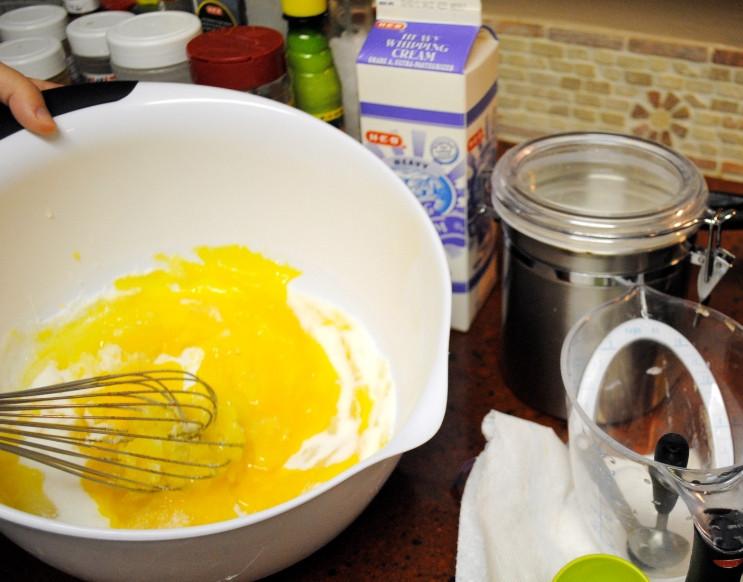 1. Этап. Эгг-ног: Взбейте желтки и сахар (желательно миксером) до густой белой пены. Затем аккуратно и постепенно добавляйте к яйцам молочную остывшую смесь и продолжайте взбивать. Поставьте массу снова на небольшой огонь и варите, помешивая, минуты 3. Не дайте массе кипеть, просто дождитесь легкого загустения.