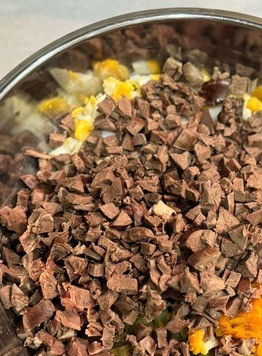 1. Этап. Салат Покоритель сердец: Добавить в емкость к остальным продуктам