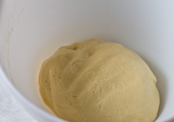 1. Этап. Торт Моцарт: 2. Добавьте миндаль и муку, всыпьте разрыхлитель, замесите тесто для мягкого состояния, но чтобы не липло. Разделите тесто на три части, каждую из них заверните в пленку и поставьте на 2 часа в холодильник.