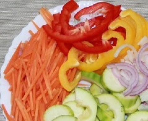 1. Этап. Лечо из кабачков на зиму: Подготовим овощи, тщательно их промойте. Морковь почистить и нарезать очень тонкой соломкой, кабачки режем кружочками, лук порезать полукольцами, болгарский перец нарезаем соломкой.