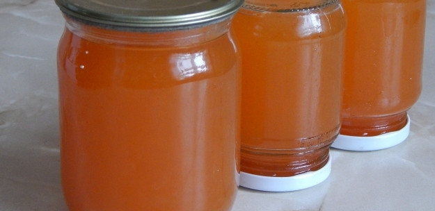 1. Этап. Сироп из плодов шиповника: Закатываем еще горячий сироп в стерилизованные баночки. Храним сироп в холодильнике. Будьте здоровы!