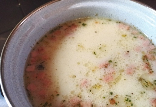 1. Этап. Сырный суп с колбасой и киноа: Выложить в суп обжаренный лук с варёной колбасой. Довести до кипения, если нужно, то посолить и поперчить.