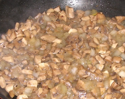 1. Этап. Тарталетки запеченные с начинкой: 1. Если у вас готовые тарталетки, тогда можно сразу приступать к приготовлению начинки. Очистите лук, нарежьте мелкими кубиками и отправьте на сковороду с разогретым растительным маслом. Параллельно вымойте, обсушите, нарежьте грибочки. Добавьте к луку и жарьте минут 5 на среднем огне. Посолите и поперчите по вкусу.