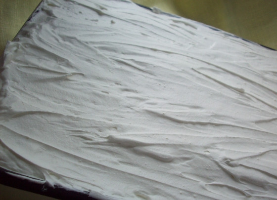 1. Этап. Тирамису с желатином: Теперь покройте слой печенья кремом, разровняйте его и посыпьте какао. Если у вас есть небольшая емкость, то получится несколько слоев печенья, которые нужно выкладывать, чередуя с кремом из расчета, что верхний слой обязательно должен быть хорошо покрыт сырно-сливочной массой. Теперь десерт почти готов, осталось лишь поставить его в холодильник (в идеале на 5-6 часов). За это время десерт равномерно пропитается, станет более застывшим и очень нежным!