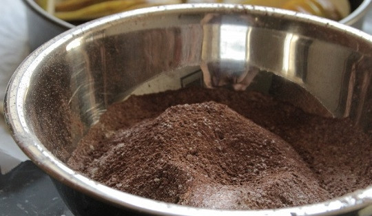 1. Этап. Грушевый шоколадный пирог: 5. Теперь можно приступать к приготовлению теста. В глубокую мисочку просейте муку с какао, разрыхлителем и солью. Отдельно взбейте сливочное масло с сахаром, добавьте яйцо, ванильный экстракт. На водяной бане растопите шоколад.